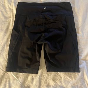 Lululemon shorts w pocket, size 6